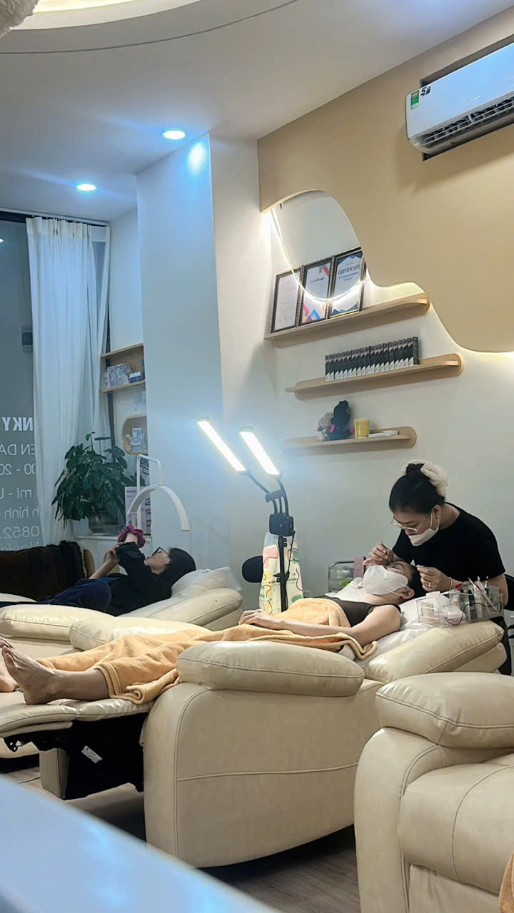 Kỹ thuật viên đang xử lý form móng