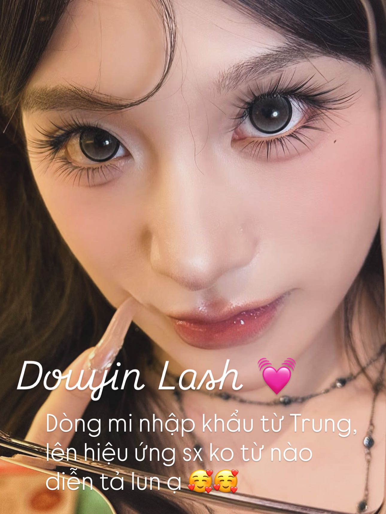 Kỹ thuật viên kiểm tra mắt khách sau khi nối