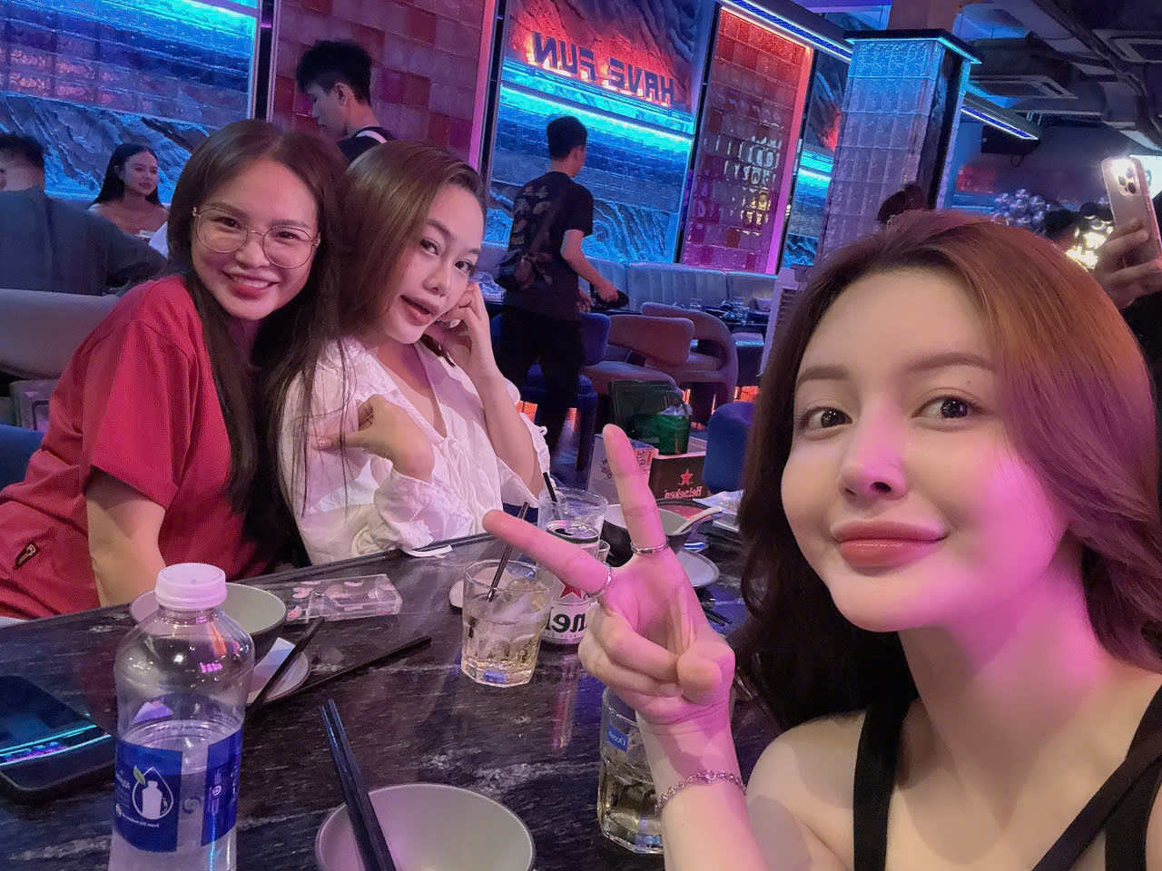 Khách hàng xinh đẹp sau khi làm mi và nail tại Nanky Beauty